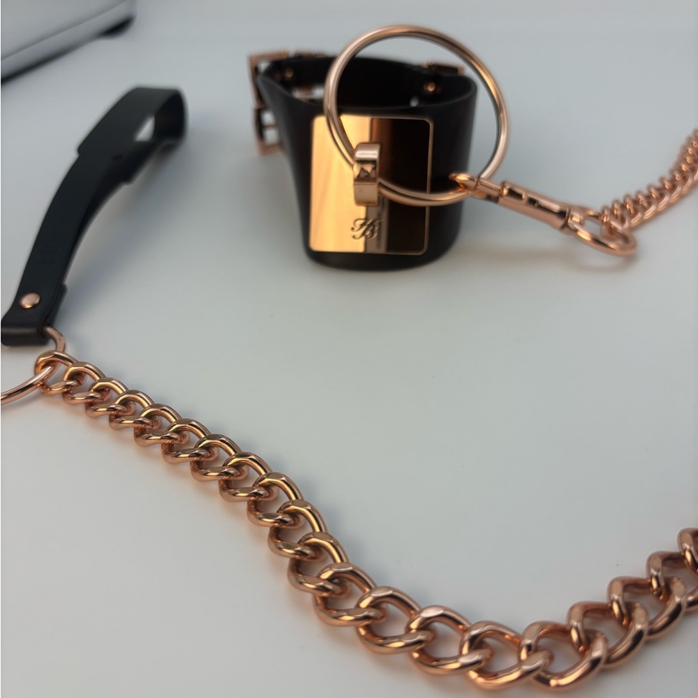 Satisfy your submissive side with this luxurious Leather Collar - Picture 2 of 7